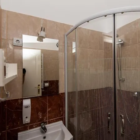 Fenyes Vinorium Bed and Breakfast Σόπρον