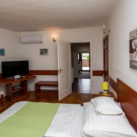 Fenyes Vinorium Bed and Breakfast Σόπρον