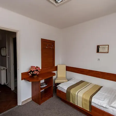 Fenyes Vinorium Bed and Breakfast