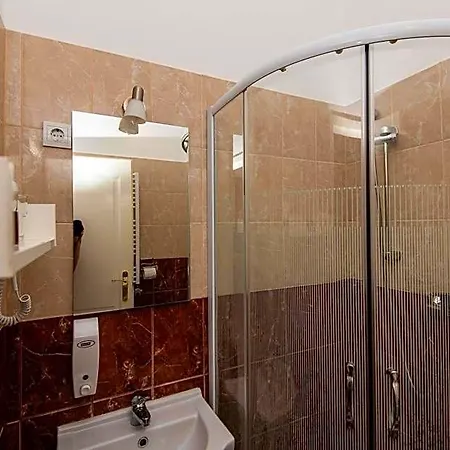 Fenyes Vinorium B&B